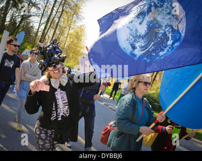 Vancouver, Canada. Apr 12, 2014. Une femme réagit au cours d'une manifestation avec des banderoles à l'anti-pipeline rassemblement à Burnaby, Canada, le 12 avril 2014. Environ 300 résidents de Burnaby avec les environnementalistes ont participé à un rassemblement pour protester contre la société pétrolière de Kinder Morgan prévoit d'étendre un pipe-line dans les secteurs résidentiels qui augmente le risque de la santé et de la sécurité ainsi que l'environnement naturel. Credit : Liang Sen/Xinhua/Alamy Live News Banque D'Images