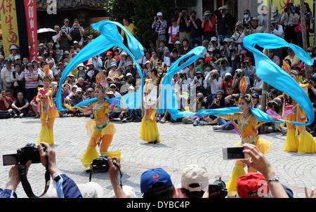 Taipei, Taiwan de la Chine. 13 avr, 2014. Effectuer acteurs folk dance dans la célébration de l'anniversaire du dieu de la médecine chinoise Baosheng le Grand, à Taipei, Taiwan du sud-est de la Chine, 13 avril, 2014. L'anniversaire de Baosheng le Grand Falls le 14 avril. Credit : Wu Ching-teng/Xinhua/Alamy Live News Banque D'Images