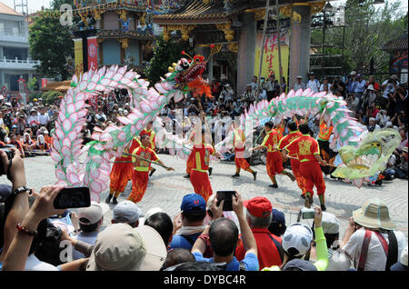 Taipei, Taiwan de la Chine. 13 avr, 2014. Exécuter la danse du dragon acteurs dans la célébration de l'anniversaire du dieu de la médecine chinoise Baosheng le Grand, à Taipei, Taiwan du sud-est de la Chine, 13 avril, 2014. L'anniversaire de Baosheng le Grand Falls le 14 avril. Credit : Wu Ching-teng/Xinhua/Alamy Live News Banque D'Images