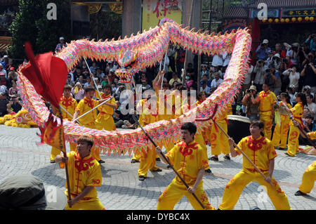 Taipei, Taiwan de la Chine. 13 avr, 2014. Exécuter la danse du dragon acteurs dans la célébration de l'anniversaire du dieu de la médecine chinoise Baosheng le Grand, à Taipei, Taiwan du sud-est de la Chine, 13 avril, 2014. L'anniversaire de Baosheng le Grand Falls le 14 avril. Credit : Wu Ching-teng/Xinhua/Alamy Live News Banque D'Images