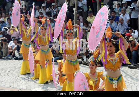 Taipei, Taiwan de la Chine. 13 avr, 2014. Effectuer acteurs folk dance dans la célébration de l'anniversaire du dieu de la médecine chinoise Baosheng le Grand, à Taipei, Taiwan du sud-est de la Chine, 13 avril, 2014. L'anniversaire de Baosheng le Grand Falls le 14 avril. Credit : Wu Ching-teng/Xinhua/Alamy Live News Banque D'Images