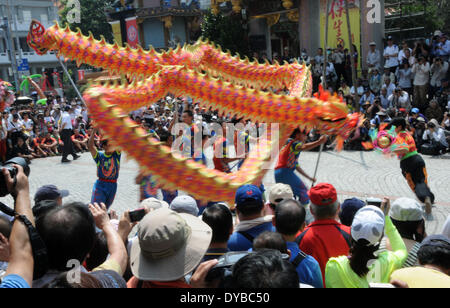 Taipei, Taiwan de la Chine. 13 avr, 2014. Exécuter la danse du dragon acteurs dans la célébration de l'anniversaire du dieu de la médecine chinoise Baosheng le Grand, à Taipei, Taiwan du sud-est de la Chine, 13 avril, 2014. L'anniversaire de Baosheng le Grand Falls le 14 avril. Credit : Wu Ching-teng/Xinhua/Alamy Live News Banque D'Images