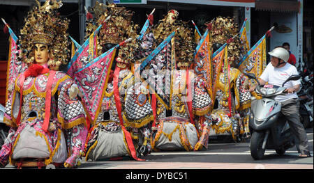 Taipei, Taiwan de la Chine. 13 avr, 2014. Un homme regarde les statues au cours d'une célébration de l'anniversaire du dieu de la médecine chinoise Baosheng le Grand, à Taipei, Taiwan du sud-est de la Chine, 13 avril, 2014. L'anniversaire de Baosheng le Grand Falls le 14 avril. Credit : Wu Ching-teng/Xinhua/Alamy Live News Banque D'Images