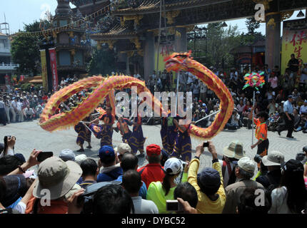 Taipei, Taiwan de la Chine. 13 avr, 2014. Exécuter la danse du dragon acteurs dans la célébration de l'anniversaire du dieu de la médecine chinoise Baosheng le Grand, à Taipei, Taiwan du sud-est de la Chine, 13 avril, 2014. L'anniversaire de Baosheng le Grand Falls le 14 avril. Credit : Wu Ching-teng/Xinhua/Alamy Live News Banque D'Images