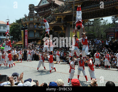 Taipei, Taiwan de la Chine. 13 avr, 2014. Effectuer des acrobaties en acteurs célébration de l'anniversaire du dieu de la médecine chinoise Baosheng le Grand, à Taipei, Taiwan du sud-est de la Chine, 13 avril, 2014. L'anniversaire de Baosheng le Grand Falls le 14 avril. Credit : Wu Ching-teng/Xinhua/Alamy Live News Banque D'Images