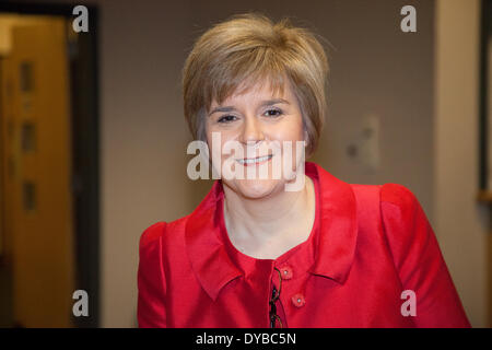 Aberdeen, Écosse, Royaume-Uni. Apr 12, 2014. Nicola Sturgeon, vice-premier ministre de l'Écosse, à la Conférence du printemps à la SNP Exhibition and Conference Centre (AECC). C'est la dernière rencontre officielle avant le référendum le 18 septembre, faisant campagne pour un oui pour l'indépendance de l'Ecosse. La conférence, marquant le 80e anniversaire de la formation du parti, suit la publication de 'Scotland's Future, un plan détaillé d'un gouvernement du Parti National Écossais de livrer en utilisant les nouveaux pouvoirs. Banque D'Images