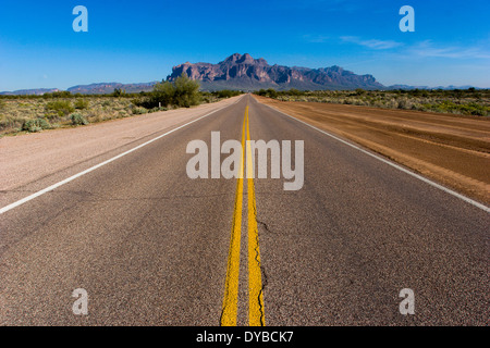 Vue sur les montagnes de la superstition, de l'Est Lost Dutchman Boulevard, Apache Junction, Arizona, United States Banque D'Images