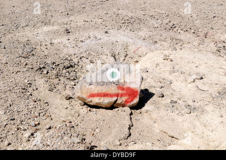 Flèche rouge et l'oeil mauvais symbole utilisé comme marqueurs de sentiers dans les montagnes Besparmak Chypre du Nord Banque D'Images