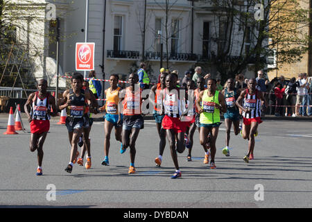 Londres, Royaume-Uni. 13 avr, 2014. Longue distance de l'Éthiopie et de la voie d'exécution de la route d'or olympique, l'athlète Haile Gebrselassie, conduit l'élite des hommes au soleil dans le rond-point de sables bitumineux, Blackheath, UK, Marathon de Londres 2014 vierge au cours Crédit : Lucia Hrda/Alamy Live News Banque D'Images