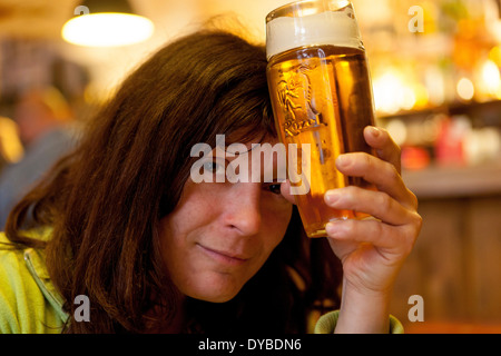 Femme avec verre de bière tchèque bière froide, Prague bar 'U Zavesenyho kafe' Prague Praha République Tchèque Banque D'Images