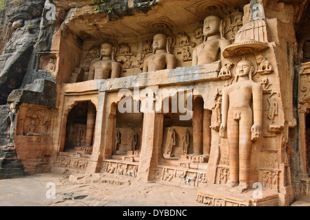 Gwalior,21 Sculptures Jain colossal représentant datant de 7ème siècle au 15ème siècle sculpté dans la roche, le Centre de l'Inde Banque D'Images