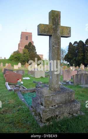 Une pierre tombale croix dans le cimetière de Shillington Église dans le Bedfordshire Banque D'Images