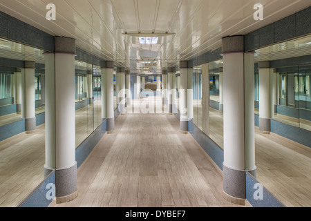 Avis de passage piétonnier souterrain moderne avec des miroirs sur les murs à Monte Carlo, Monaco. Banque D'Images