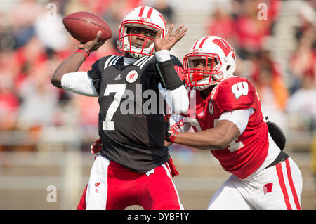 Madison, Wisconsin, USA. Apr 12, 2014. 12 avril 2014 : Wisconsin Badgers quarterback D.J.Gillins # 7 se débarrasse d'un col sous pression pendant l'assemblée annuelle du printemps du Wisconsin Badgers match de football au Camp Randall Stadium à Madison, WI. John Fisher/CSM/Alamy Live News Banque D'Images