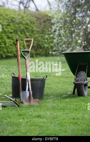 Brouette avec outils de jardin et à trugs RHS Wisley Gardens, Surrey, Angleterre Banque D'Images