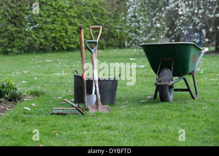 Brouette avec outils de jardin et à trugs RHS Wisley Gardens, Surrey, Angleterre Banque D'Images