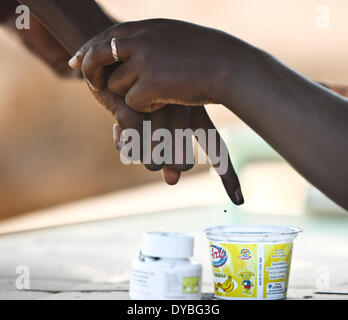 Bissau, Guinée Bissau. 13 avr, 2014. Un électeur colorants son doigt après avoir le vote des élections présidentielle et législatives à Bissau, capitale de la Guinée Bissau, le 13 avril 2014. Les électeurs de la Guinée-Bissau a commencé à voter le dimanche dans la première élection depuis un coup d'État militaire en 2012 qui a renversé le président intérimaire Raimundo Pereira et jeté le pauvre pays d'Afrique de l'ouest dans le chaos. Crédit : Li Jing/Xinhua/Alamy Live News Banque D'Images