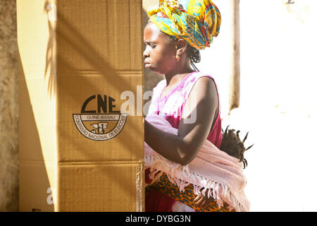 Bissau, Guinée Bissau. 13 avr, 2014. Une femme se prépare à lancer un vote pour l'élection présidentielle à Bissau, capitale de la Guinée Bissau, le 13 avril 2014. Les électeurs de la Guinée-Bissau a commencé à voter le dimanche dans la première élection depuis un coup d'État militaire en 2012 qui a renversé le président intérimaire Raimundo Pereira et jeté le pauvre pays d'Afrique de l'ouest dans le chaos. Crédit : Li Jing/Xinhua/Alamy Live News Banque D'Images