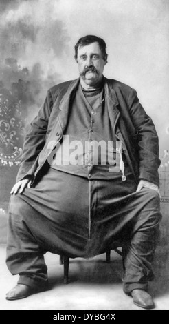 C- Hoblet. Très gros homme, assis, pleine longueur, en face légèrement à gauche. 1909 Banque D'Images