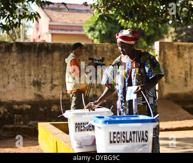 Bissau, Guinée Bissau. 13 avr, 2014. Une femme jette son vote pour l'élection présidentielle à Bissau, capitale de la Guinée Bissau, le 13 avril 2014. Les électeurs de la Guinée-Bissau a commencé à voter le dimanche dans la première élection depuis un coup d'État militaire en 2012 qui a renversé le président intérimaire Raimundo Pereira et jeté le pauvre pays d'Afrique de l'ouest dans le chaos. Crédit : Li Jing/Xinhua/Alamy Live News Banque D'Images