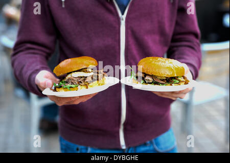 Londres, Royaume-Uni. 13 avr, 2014. Enojy londoniens un bon week-end à l'extérieur du marché alimentaire réel le Southbank centre, où vous pourrez trouver des produits alimentaires de façon durable et éthique. Credit : Giulia Fiori/Alamy Live News Banque D'Images