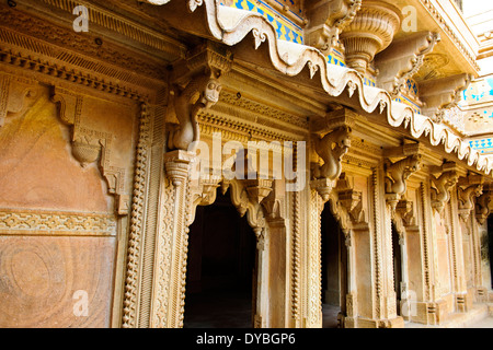 Fort Man Mandir Palace,1486,extérieur,cour intérieure, la pierre des piliers sculptés en treillis,Gwalior Madhya Pradesh, Inde centrale Banque D'Images