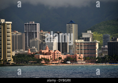 Bâtiment de l'hôtel rose Royal Hawaiian, traditionnelle dans la bande côtière de Waikiki, Oahu, Hawaii, USA Banque D'Images