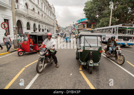 Kandy, Sri Lanka - janvier 27, 2014 : des inconnus dans la rue de Kandy, sr lanka. kandy est la deuxième plus grande ville du pays et la dernière capitale de l'ancienne époque des rois du Sri Lanka. Banque D'Images