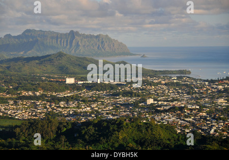 Vue panoramique de Kaneohe depuis le point de vue de Pali avec l'île de Mokoli'i (anciennement connue sous le nom de « chapeau de Chinaman ») à l'arrière, Oahu, Hawaii, États-Unis Banque D'Images