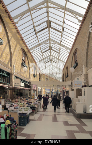 L'intérieur du marché commercial, les Martlets, à Burgess Hill Banque D'Images