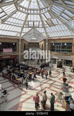 Costa café dans le marché de l'intérieur, les Martlets, à Burgess Hill Banque D'Images