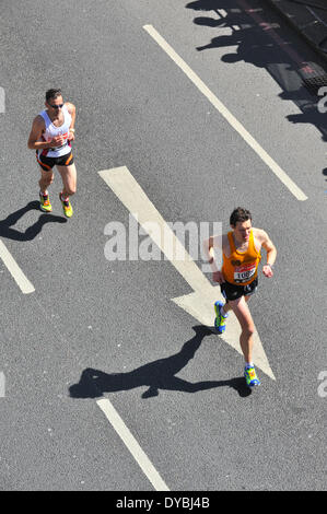 Victoria Embankment, London, UK. 13 avr, 2014. Deux coureurs dans le marathon de Londres 2014. Crédit : Matthieu Chattle/Alamy Live News Banque D'Images