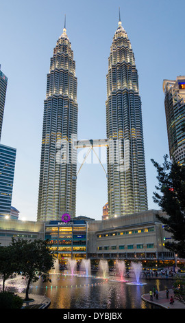 La lumière et de l'eau spectacle de fontaine à KLCC et des Tours Jumelles Petronas, à Kuala Lumpur, Malaisie Banque D'Images