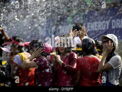Yangon, Myanmar. 13 avr, 2014. Les gens célèbrent la fête de l'eau dans une rue de Yangon, Myanmar, le 13 avril 2014. L'eau du Myanmar Thingyan traditionnel Festival a fêté à Yangon le dimanche. (Xinhua/U Aung) Banque D'Images