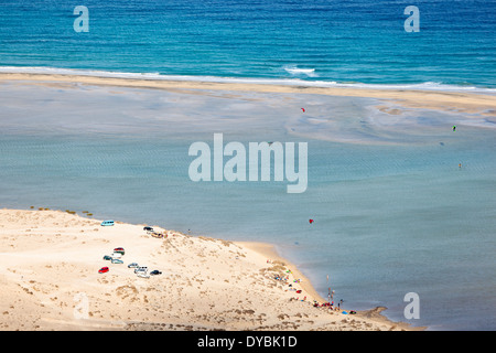 Playa de Sotavento avec son magnifique lagon rempli de planches. Banque D'Images