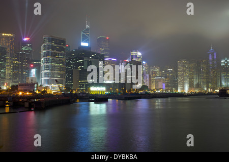 Soirée spectacle de lumière et les lumières de la nuit de l'horizon de Hong Kong après la tombée de la nuit. Banque D'Images