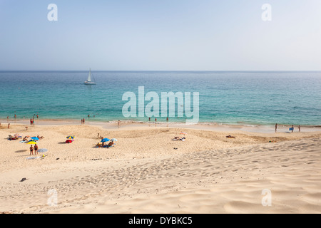 La plage de Jandia Morro Jable avec quelques touristes et d'un voilier dans l'été. Banque D'Images