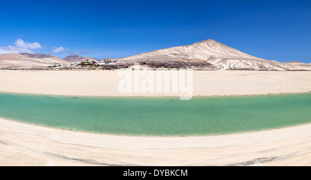 Playa de Sotavento avec son magnifique lagon à marée basse. Banque D'Images