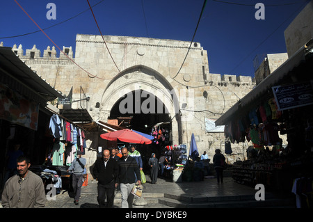 Porte de Damas, vu de l'intérieur du quartier musulman de la vieille ville de Jérusalem, Jérusalem, Israël Banque D'Images