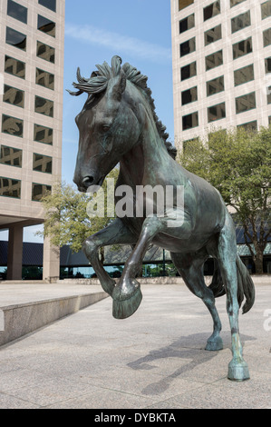 Détail de la 'Mbronze ustangs de Las Colinas' dans Williams square Irving, Texas Banque D'Images