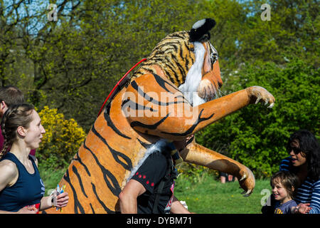 Londres, Royaume-Uni. 13 avr, 2014. Paul Goldstein se joint à d'autres concurrents en tenant le tube et le train avec un 8ft tiger qu'il va s'exécuter afin de recueillir des fonds pour des projets de tigre en Inde. Chaque photo/observation de Paul envoyées dans d'Exodus.co.uk va générer €2 dans le parrainage d'Opticron. Le Marathon de Londres commence à Greenwich à Blackheath passe par Canary Wharf et termine dans le Mall. Londres, Royaume-Uni, 13 avril 2014. Guy Bell, 07771 gbphotos@guy 786236. Banque D'Images