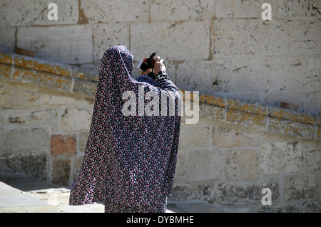 Femme prend une photo du Dôme du rocher sur le Mont du temple, mosquée, vieille ville de Jérusalem, Israël Banque D'Images