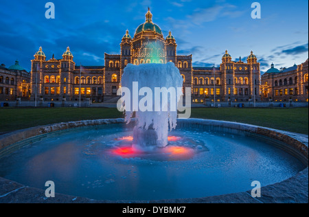 Fontaine gelée et British Columbia Provincial des édifices législatifs au crépuscule-Victoria, Colombie-Britannique, Canada. Banque D'Images