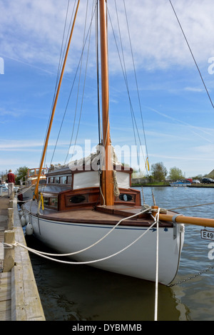 Broads voile cruiser Femme parfaite 1, construit 1935, amarré à Herbert Woods Broads Haven, Potter Heigham, Norfolk Broads, Parc National Banque D'Images