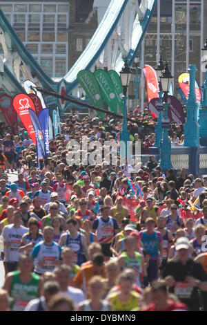 Londres, Royaume-Uni. 13 avr, 2014. Des milliers de coureurs cross tour pont pendant la Vierge Argent 2014 Marathon de Londres. Credit : amer ghazzal/Alamy Live News Banque D'Images