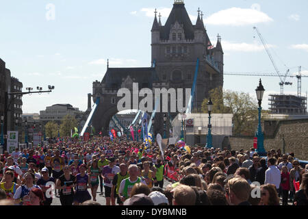 Londres, Royaume-Uni. 13 avr, 2014. Des milliers de coureurs cross tour pont pendant la Vierge Argent 2014 Marathon de Londres. Credit : amer ghazzal/Alamy Live News Banque D'Images