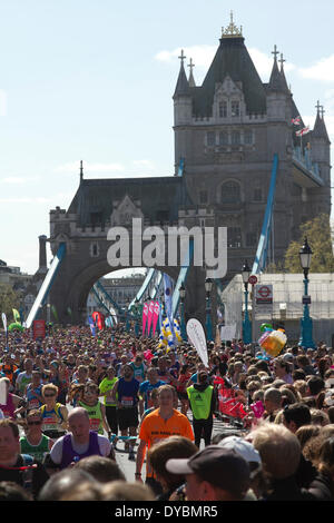 Londres, Royaume-Uni. 13 avr, 2014. Des milliers de coureurs cross tour pont pendant la Vierge Argent 2014 Marathon de Londres. Credit : amer ghazzal/Alamy Live News Banque D'Images