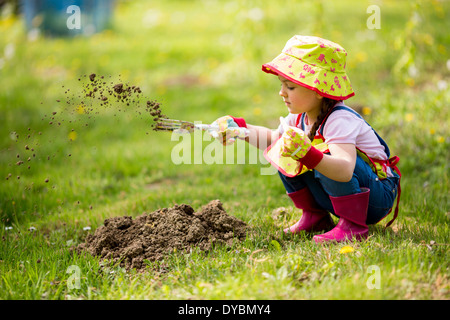 Petite fille dans le jardin Banque D'Images