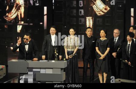 Hong Kong. 13 avr, 2014. Membres de la troupe du film 'Le Grand Maître' recevez le meilleur film award à la cérémonie de présentation de la 33e Hong Kong Film Awards (HKFA) dans le sud de la Chine, Hong Kong, le 13 avril 2014. Crédit : Il Jingjia/Xinhua/Alamy Live News Banque D'Images