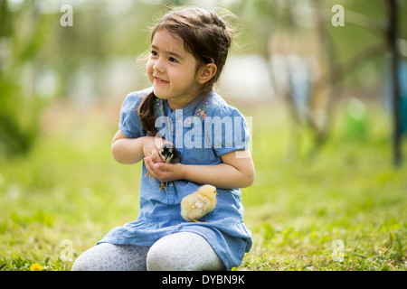 Jolie fille avec du poulet Banque D'Images